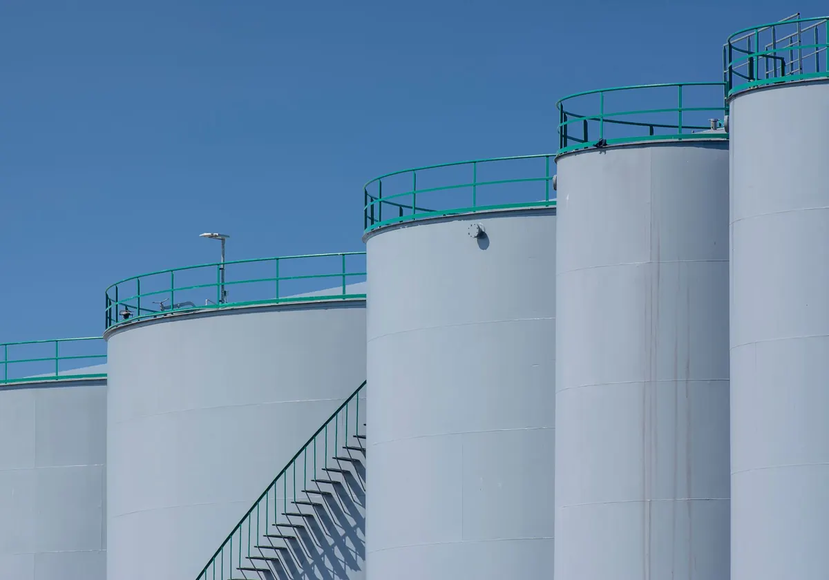 Tanques de almacenamiento en una planta industrial